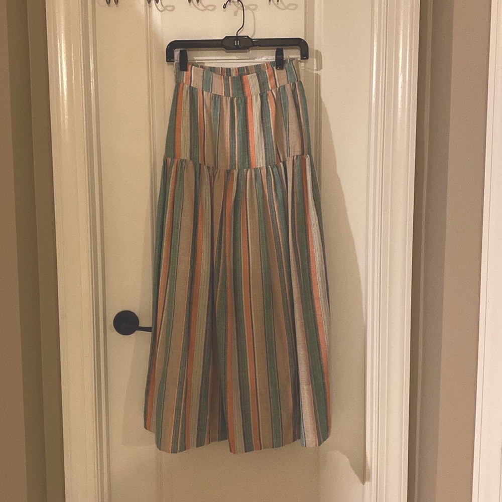Too long  for 5’3”. Can be casual or dress up. elastic bandage on the back.